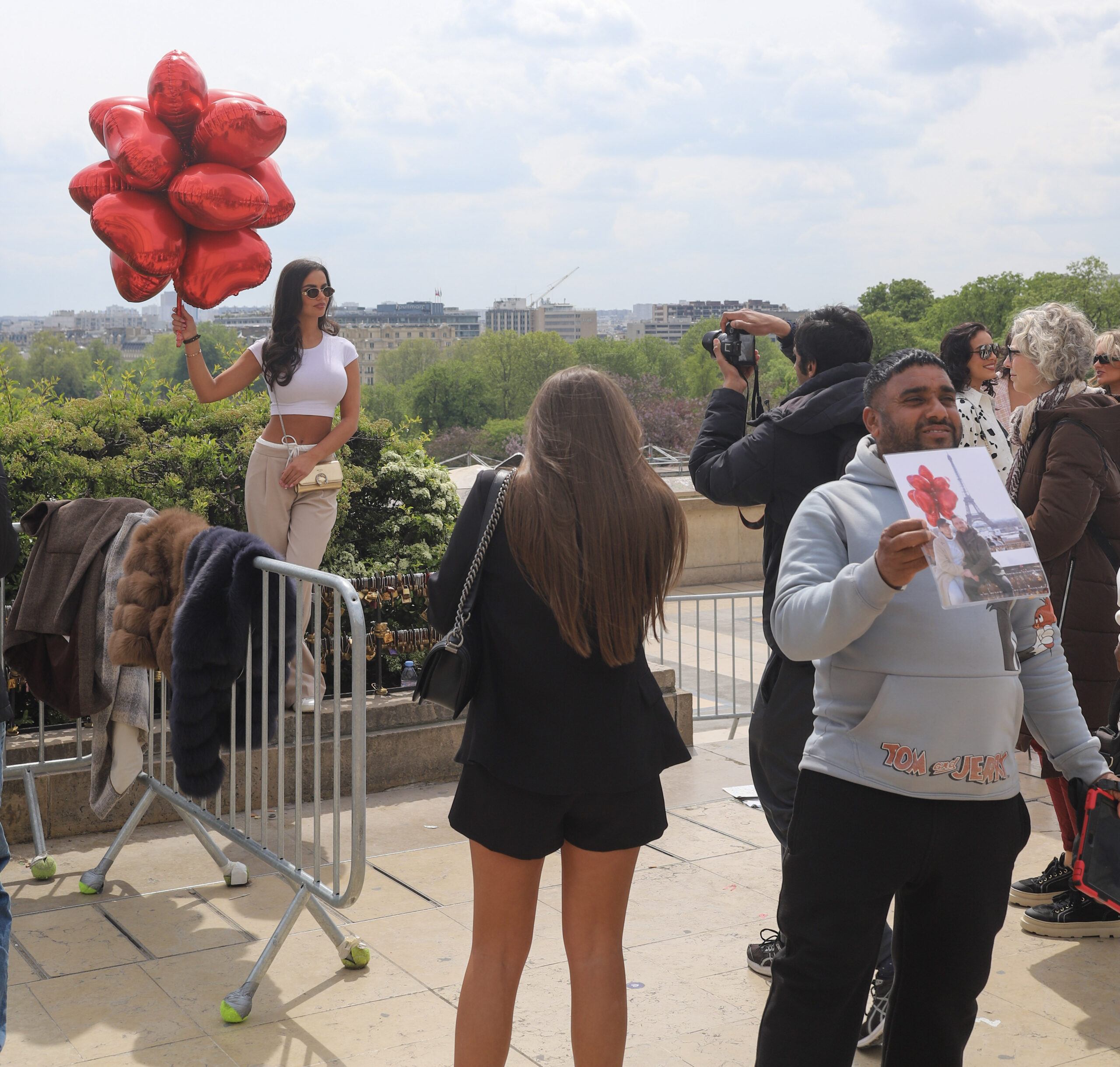 Eiffel Tower Tourist Trap: The Red Heart Balloon Photo Hustle at Trocadéro